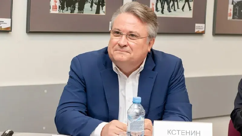 Кстенин назначен заместителем генерального директора и будет курировать взаимодействие с органами власти, включая ускорение согласований. Эксперты усматривают в таком переходе риск усиления влияния застройщика на муниципальные решения.