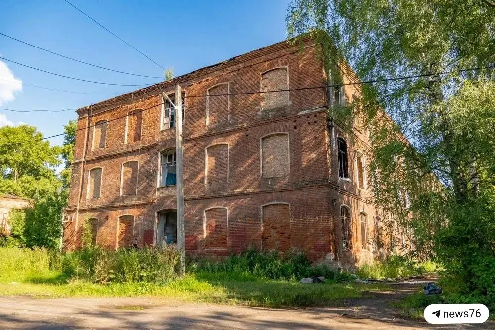 Кирпичное здание XIX века с арочными окнами и длинными коридорами пустует и требует реставрации. Для участия в аукционе нужен задаток 29,61 млн рублей.