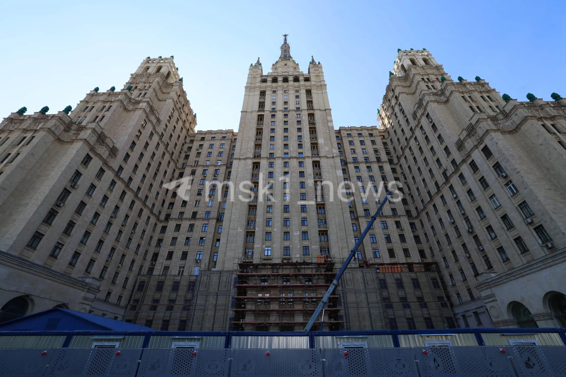 На ремонт потратят 7,8 млрд рублей: обновят фасад, балконы, крышу, мусоропровод, подвальные помещения и инженерные сети. Здание закроют временным фальшфасадом.