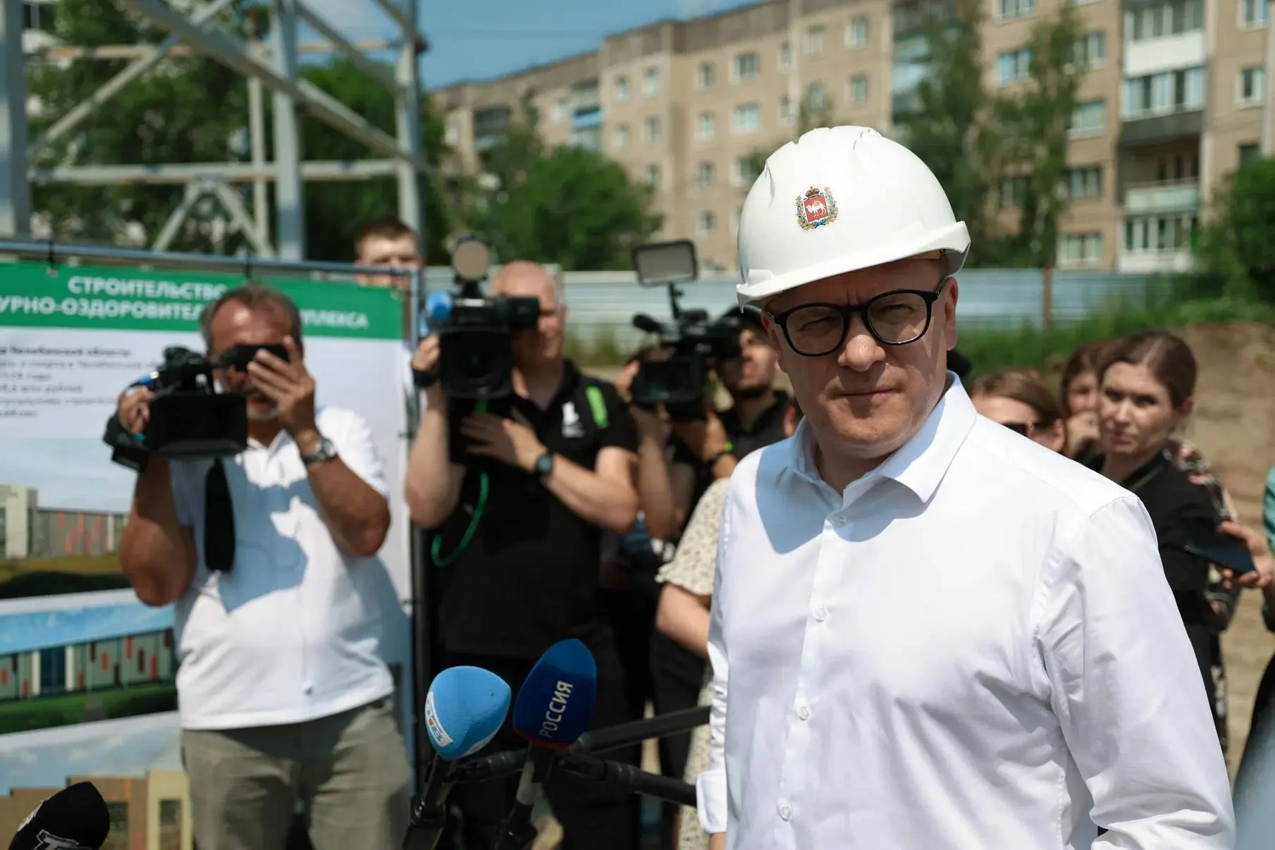 За январь—апрель 2026 года в регионе введено 412 тыс. кв. м жилья (48% от уровня прошлого года). Индивидуальное строительство упало почти втрое, объём непроданных квартир вырос на 20%, при этом цены остаются стабильными.