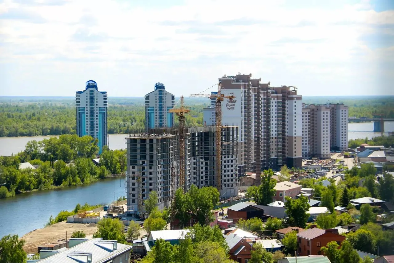 Городские власти намерены перестроить центр Барнаула: построить новую набережную, перенести транспортные кольца и ввести в эксплуатацию высотные дома на берегу Оби, что изменит облик города.