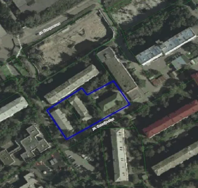 Участок площадью 0,35 га в Центральном округе, на границе улиц Кемеровская — Октябрьская, включили в программу КРТ. Под снос попали дома №9 (аварийный) и №11.