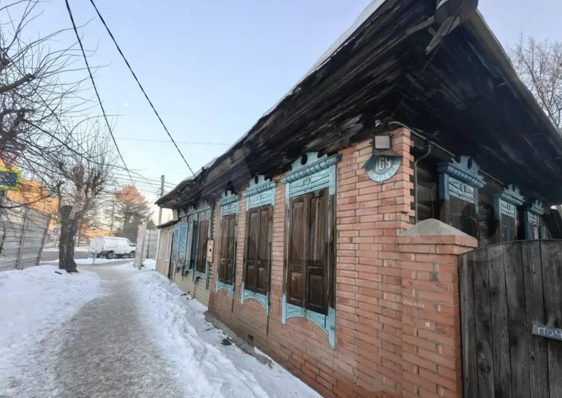 Одноэтажную часть дома на Карла Маркса, 169 площадью 28,5 м² с участком почти 300 м² выставили за 14 млн рублей. В здании нет канализации, туалет на улице, отопление — печное и электрическое.