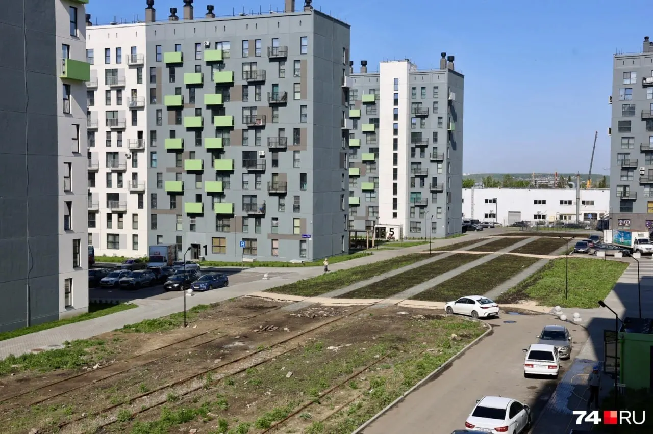 На месте обещанного прогулочного бульвара во дворе нового жилого комплекса остались старые железнодорожные пути. Жильцы жалуются на помехи для передвижения, а решение проблемы тормозят вопросы собственности — пути принадлежат РЖД.