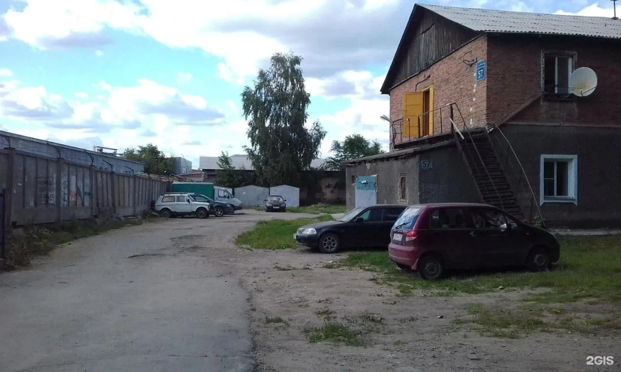 Власти выкупят участок и здание на 2-й Школьной, 57 (здание признано аварийным в 2022 году). Собственникам предложат выкуп и компенсацию за 32 помещения; при проверке обнаружены дефекты фасада, просевший пол и протечка в подвале.