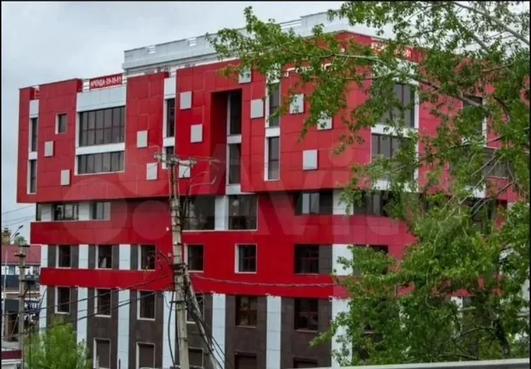Четырёхэтажное здание площадью 4,1 тыс. м² на Горной, 4 предлагают переделать под отель с рестораном на крыше. В объекте есть центральное отопление, собственные электрические мощности и парковка на 15 мест. Цена — 400 млн ₽.