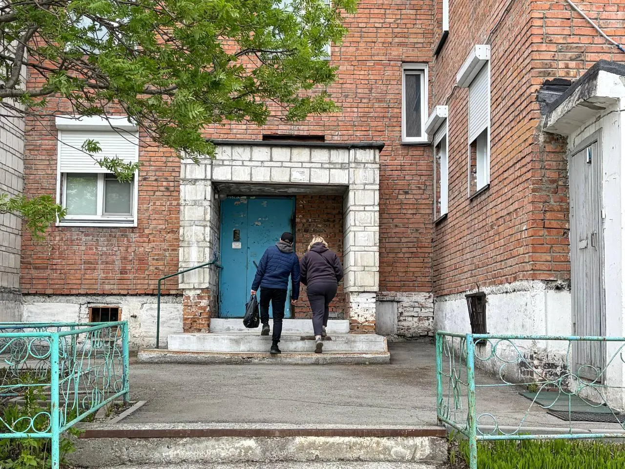 Постояльцы хостела в Новосибирске не понимают негативного отношения соседей; владелец признал, что эксперимент оказался неудачным.