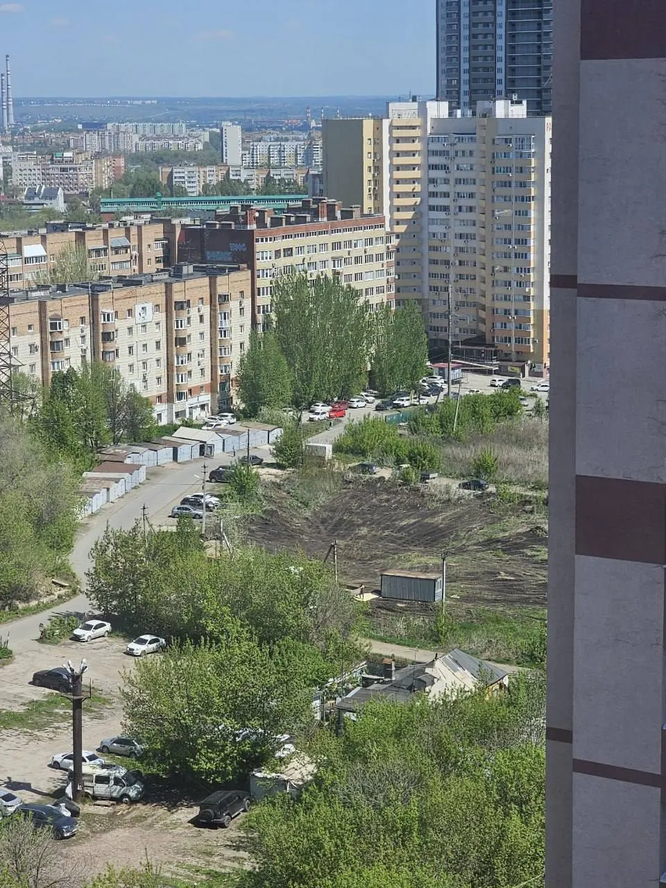 Жители Советского района сообщили о планах застройки участка на улице Долотной: на месте, где в кадастре значились площадки для детсада и поликлиники, собираются возвести многоквартирные дома. Местных волнует отсутствие обещанной школы и дефицит социальной инфраструктуры.