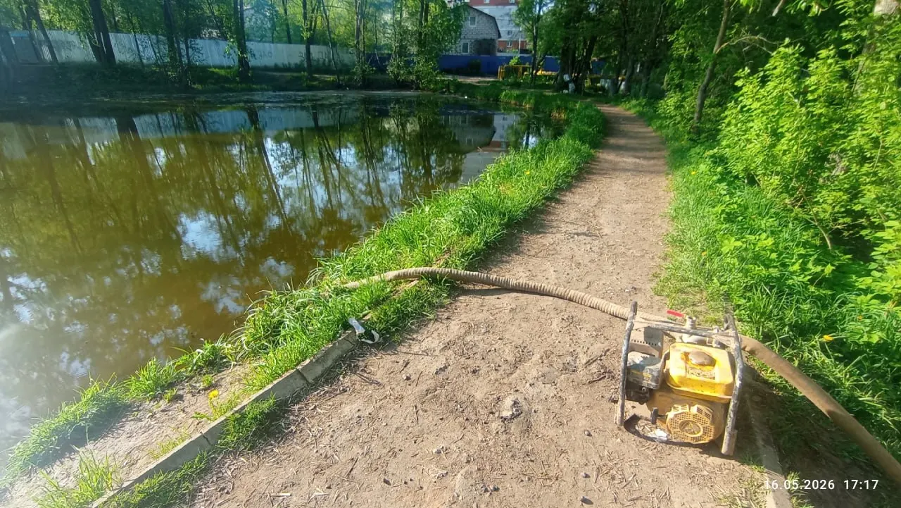 Жители Ленинского района утверждают, что для работы бетонного узла стройки ЖК «Малиновка» откачивают воду из соседнего пруда. Пруд обмелел, в водоёме обитают рыба и прилетают утки — люди требуют проверки законности забора воды.