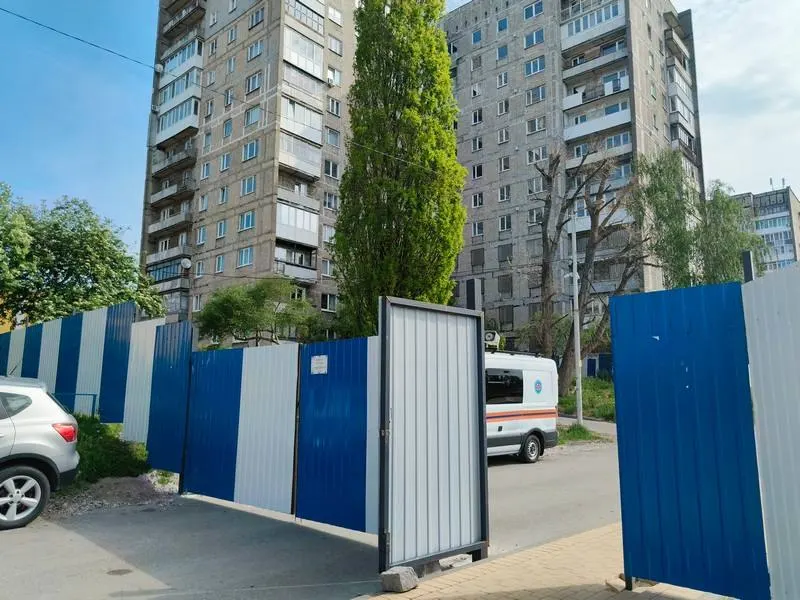 Жители 12‑этажного дома на Московском проспекте остаются в неопределённости: двор огорожен, часть квартир уже освобождена, с середины мая отключили воду, а плановое отключение электричества назначено на 30 мая — всё на фоне опасений по соседнему дому №70.