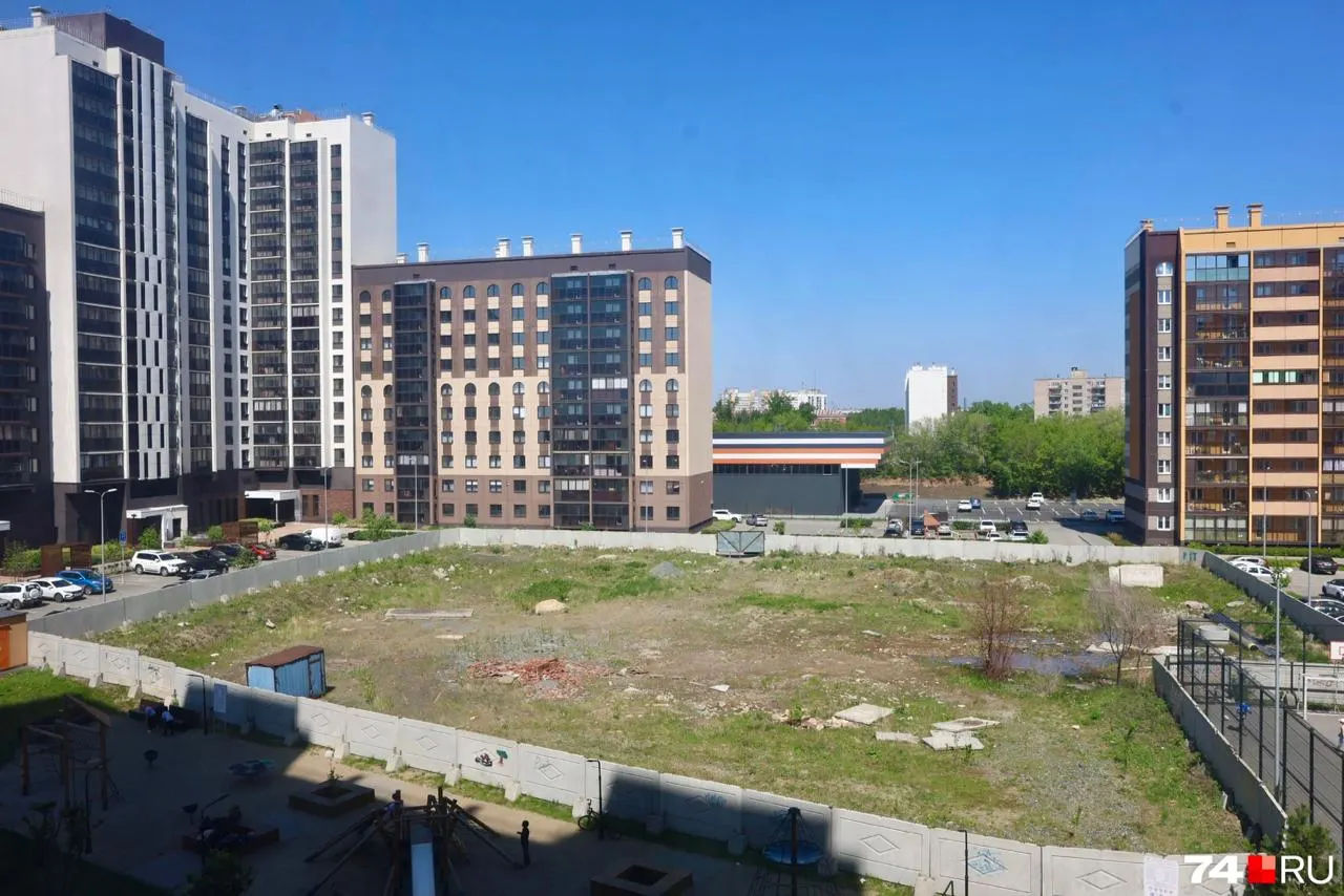 Во дворе жилого комплекса рядом с театром оставлен большой незастроенный участок: жильцы жалуются на мусор и подростков, власти говорят о планах детского сада на 120 мест и назвали срок реализации — 2027 год.