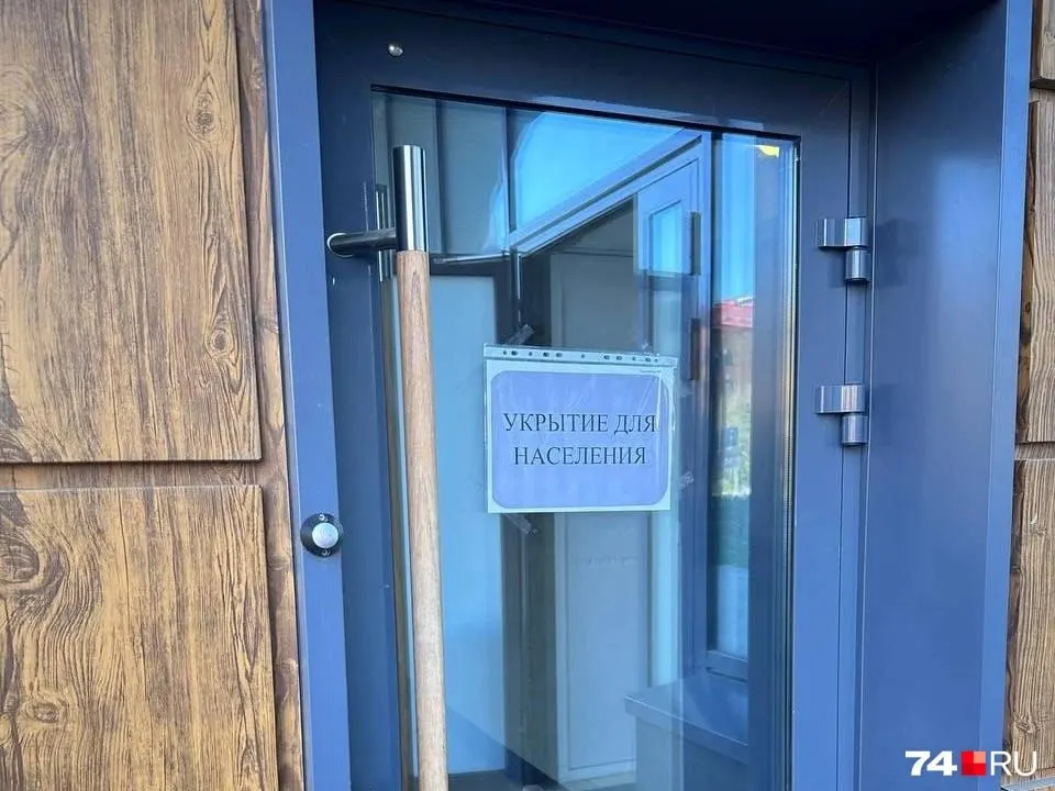В одном из престижных закрытых комплексов знак временного укрытия вызвал опасения: при активации сигнализации магнитные замки отключаются, и в подвальные помещения смогут заходить посторонние.