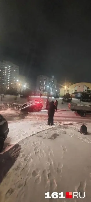 На Измайловском, 25 вода из люков несколько лет попадает в подвал и подмывает фундамент: в подъезде появились трещины, зимой образуется гололёд, а ремонт не устранил проблему полностью.