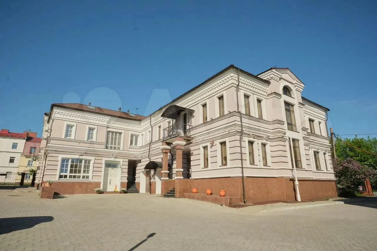 В микрорайоне Разгуляй продают кирпичный особняк на улице Клименко, 2: двухэтажный дом с мансардой, утеплённым подвалом, встроенным гаражом и участком 4,3 сотки под охраной.