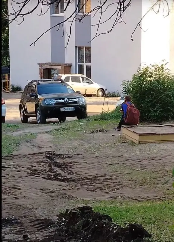 Строительная компания выкупила участок за детской площадкой во дворе на улице Стара-Загора и возводит новостройку — игровая зона и зелёные насаждения убраны.