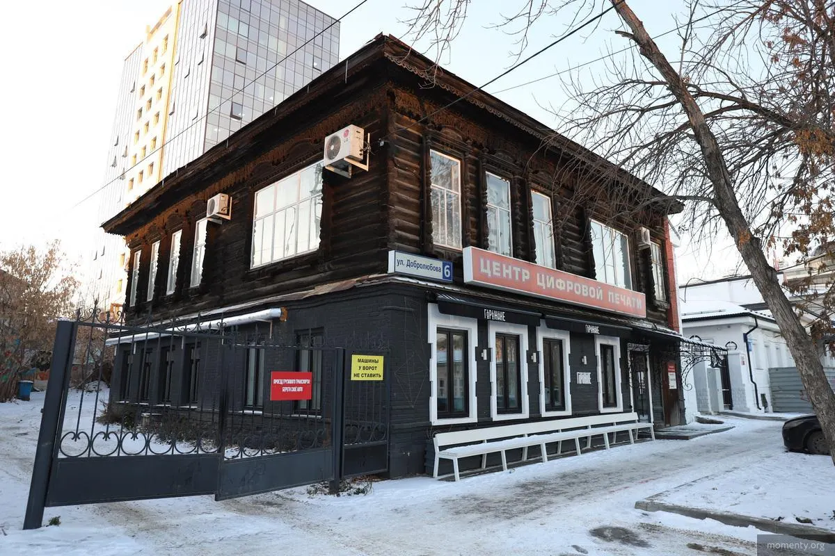 Второй этаж оценили в 10,5 млн рублей, шаг аукциона — 527 850 руб. Заявки принимают до 29 мая, итоги подведут 3 июня. Ранее помещение арендовала типография более 20 лет.