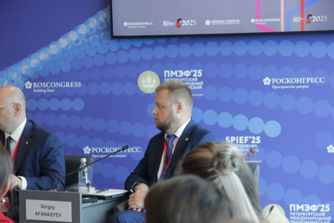 Во время ПМЭФ‑2026 (3–6 июня) в Петербурге количество бронирований квартир увеличилось на 9% по сравнению с прошлым годом. Средняя стоимость аренды — около 6 400 рублей за ночь; большинство гостей выбирают студии.