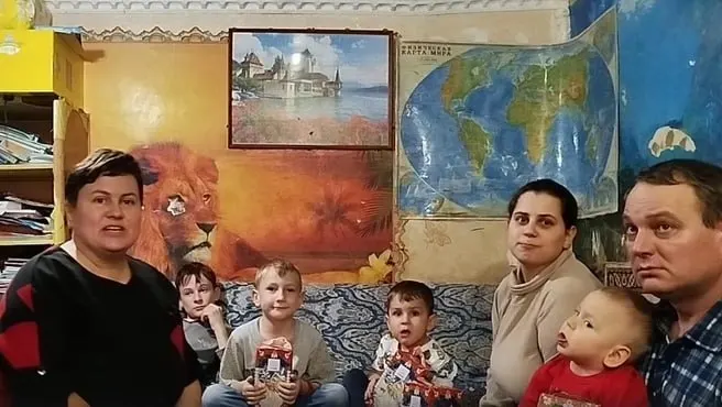 Мать семерых детей Людмила Борзило добилась переселения из аварийного дома после восьми лет судебных тяжб, уголовного преследования и поддержки прокуратуры, юристов и депутатов.