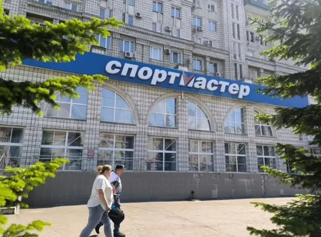В центре Омска выставлено на продажу помещение площадью 1 916 м², в котором более 20 лет работал магазин «Спортмастер». Арендатор останется: договор продлён до 2036 года, текущий собственник продаёт объект ради инвестиций в новый проект.