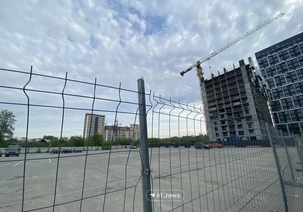 Участок бесплатной наземной стоянки огородили под строительство паркинга на более чем 700 мест; временная парковка, организованная для жителей, уже переполнена.