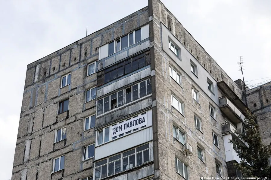 В Калининграде жители дома № 68 на Московском проспекте отказались переезжать в маневренный фонд после того, как администрация отключила водоснабжение — по словам жильцов, трубы были срезаны.