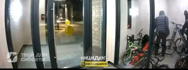 В жилом комплексе «Расцветай на Красном» жильцы сообщают об участившихся кражах и уязвимых дверях подъездов; домом управляет ООО «УК Мегаград», связанное с местными застройщиками и чиновниками.