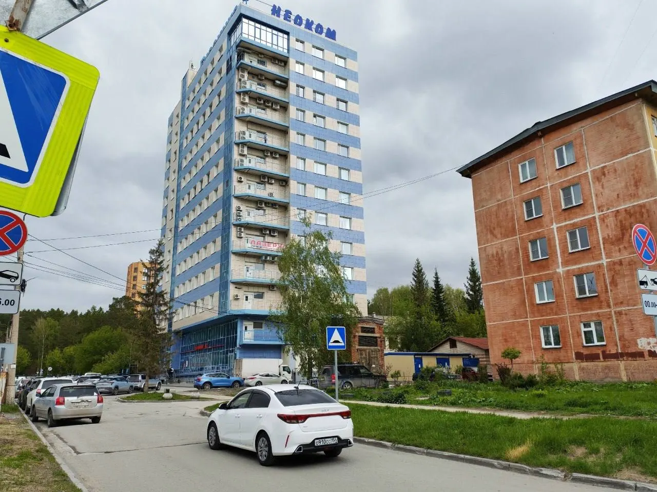 Жители дома в Академгородке жалуются на перебои и скачки напряжения: при проверке обнаружили кабель, ведущий от жилого дома к строящейся высотке. Депутаты требуют выяснить законность подключения.