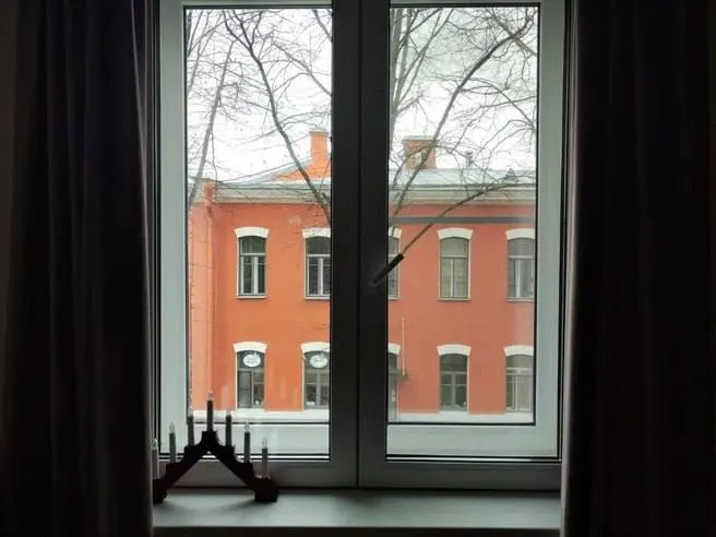 Народная артистка утверждает, что стала жертвой мошенничества и потеряла более 9 млн рублей, IT‑специалистка заявляет, что покупала жильё честно и лишилась своих средств. Стороны спорят о праве на квартиру и возможной реституции.
