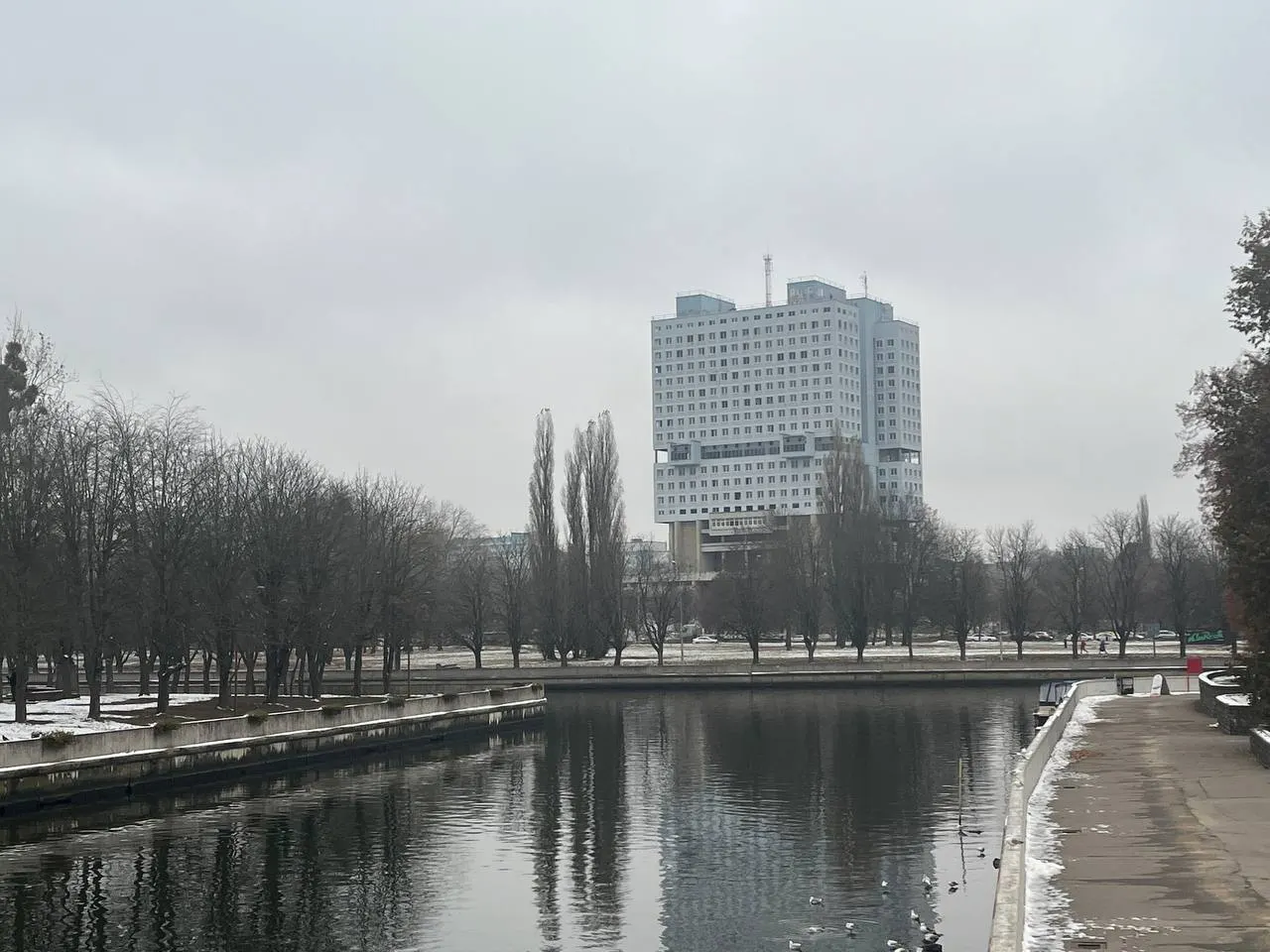 Губернатор предложил проработать специальную ипотечную инициативу из‑за низкой доступности жилья; Центробанк указывает, что снижение инфляции и ставок поможет развитию ипотечного рынка.