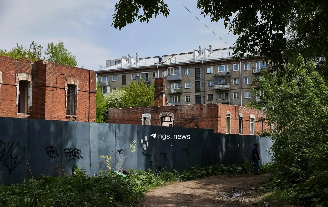Два дореволюционных дома на улице Якушева проданы компании «Загорские кварталы» за 36,3 млн руб. В планах — реконструкция за ~160 млн руб., восстановление крыши и печи, а также благоустройство с закрытым сквером для сотрудников и гостей.