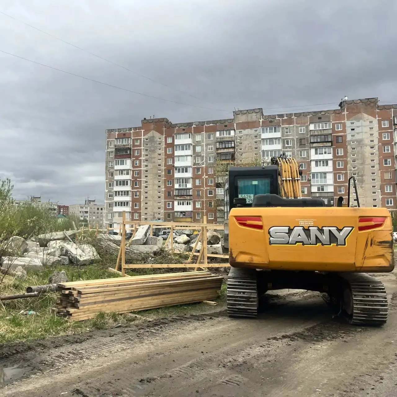 Застройщик, работающий в регионе, приступил к подготовке площадки на улице Журбы для 16‑этажного дома на 193 квартиры: сносят заброшенные склады и устанавливают ограждение.