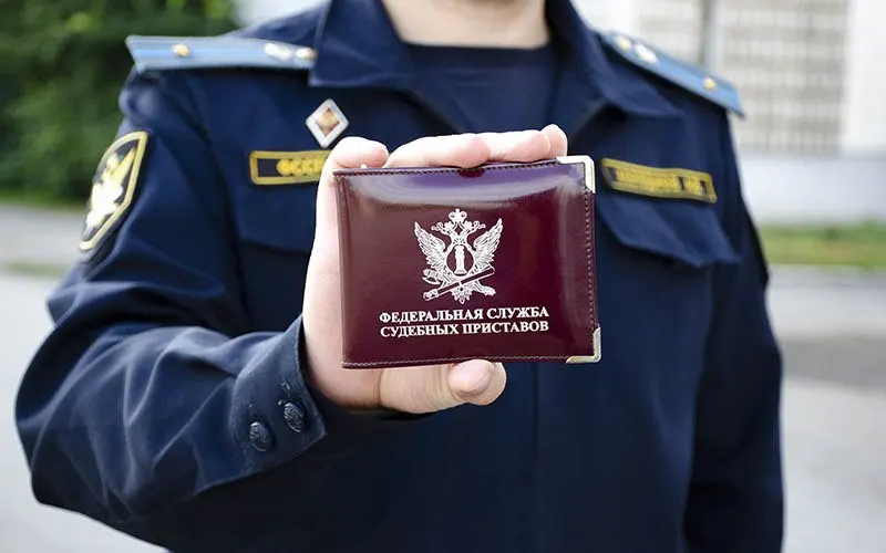 Квартиру жительницы Омска и её 12‑летнего приёмного сына продали на торгах. Женщина утверждает, что задолженность в 20 тысяч рублей ей не принадлежит; уполномоченная по правам человека обратилась в прокуратуру области.