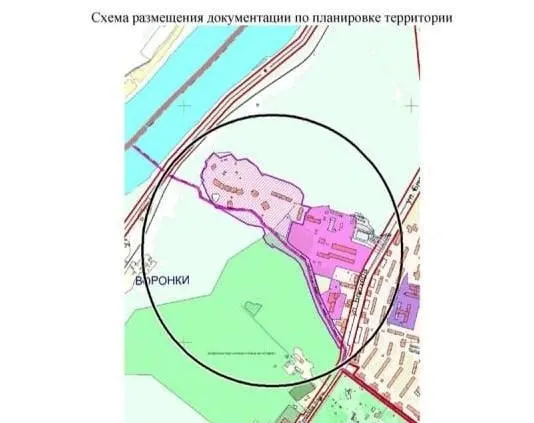 На 12 гектарах рядом с 18-й больницей планируют построить дома с парковками, детским садом и подъездными дорогами. Часть территории покрыта лесом, где строительство капитальных объектов запрещено — деревья должны быть сохранены.