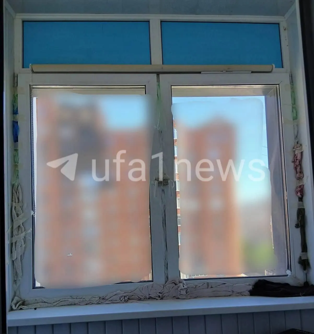 В результате повреждения квартиры беспилотником женщина оставалась без окон уже 2,5 месяца. Оценка ремонта — около 200 тыс. рублей; подрядчики начали работу, но замены окон пока не сделали из‑за объёма ремонта и проблем с финансированием и сезонными задержками.