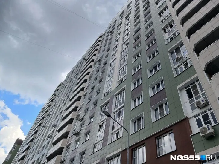 Жительница микрорайона Кузьминки была вынуждена переехать на дачу вместе с 12‑летним приемным сыном и пожилым супругом после того, как приставы выселили семью из двухкомнатной квартиры из‑за долга третьего лица. Женщина намерена оспаривать решение.