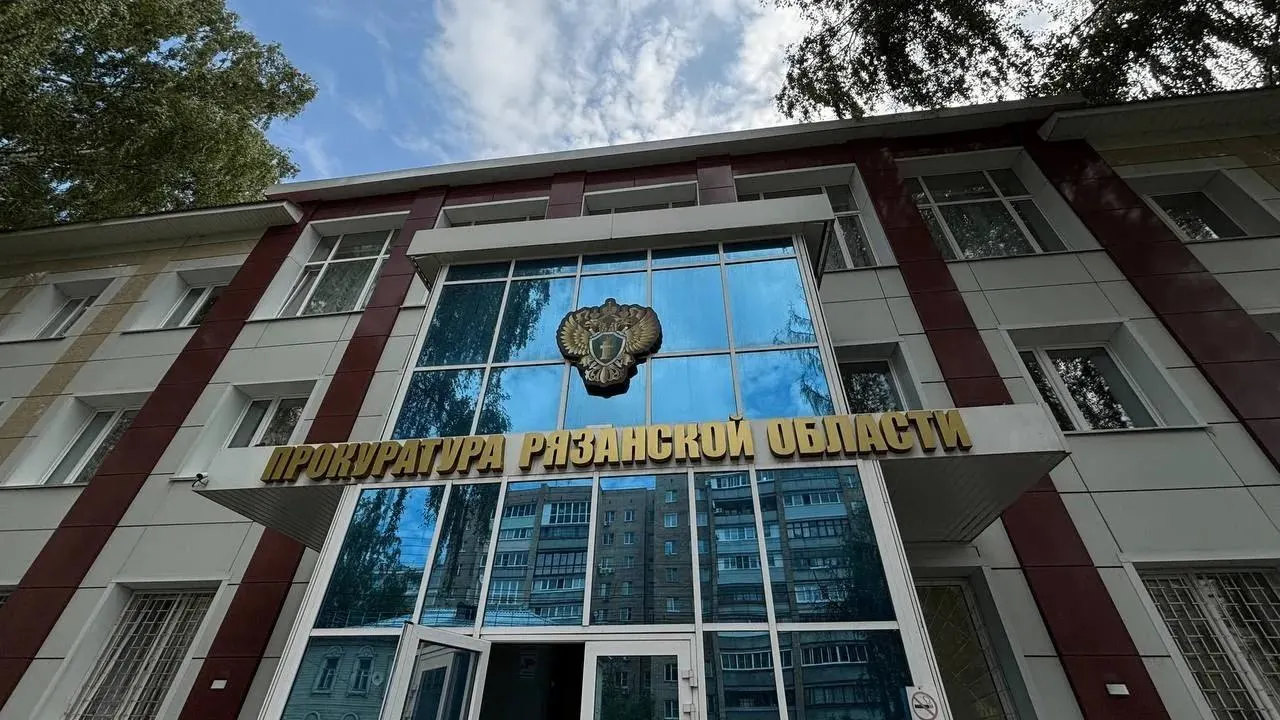 Суд признал временное проживание в общежитии непригодным и обязал выделить благоустроенное помещение для участника СВО и его матери.