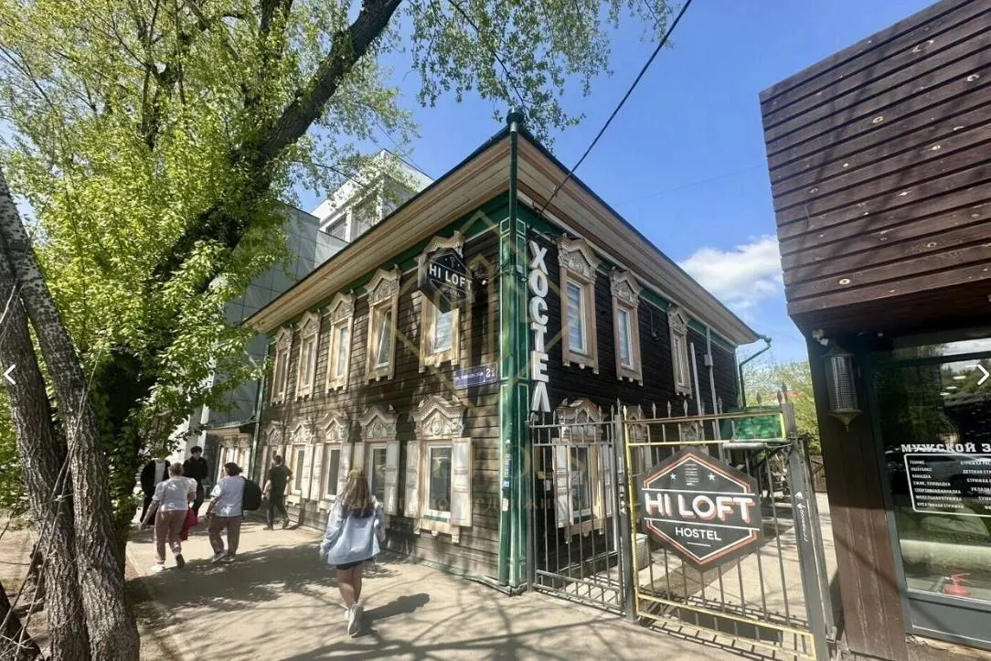В районе «Иркутских кварталов» выставили на продажу двухэтажный хостел площадью 205,6 м² на участке 5 соток; в объявлении отмечают налаженные бизнес-процессы и клиентскую базу.