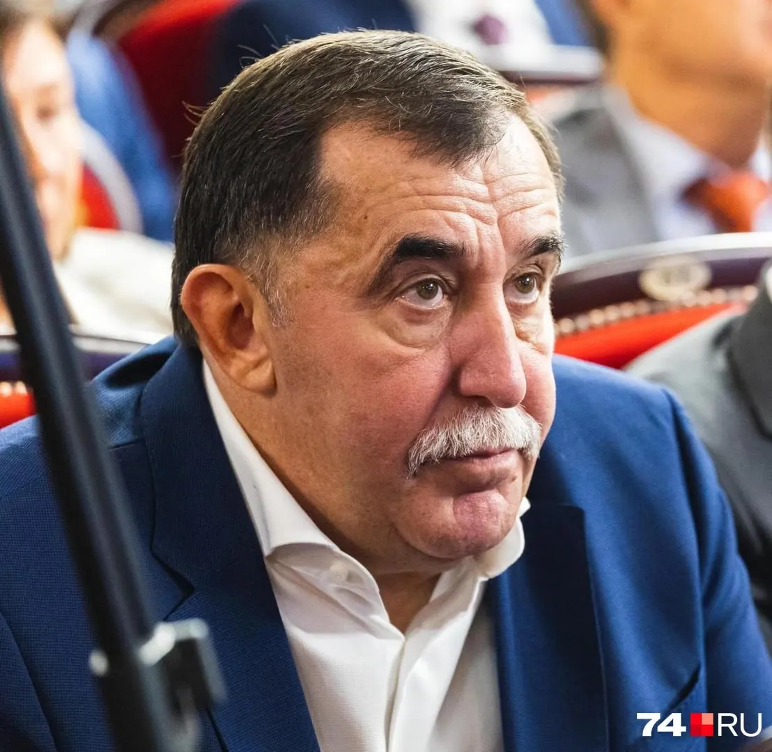 Бывший гендиректор строительных компаний сам инициировал процедуру банкротства. Суд ввёл реструктуризацию долгов и постановил реализовать имущество до 3 декабря 2026 года.