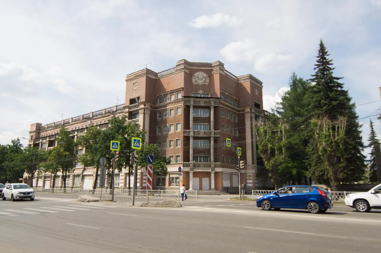 Здание площадью 9,2 тыс. кв. м и участок 0,73 га готовят к торгам в I квартале 2027 года. До продажи нужно привести в порядок документы и актуализировать сведения об ОКН.