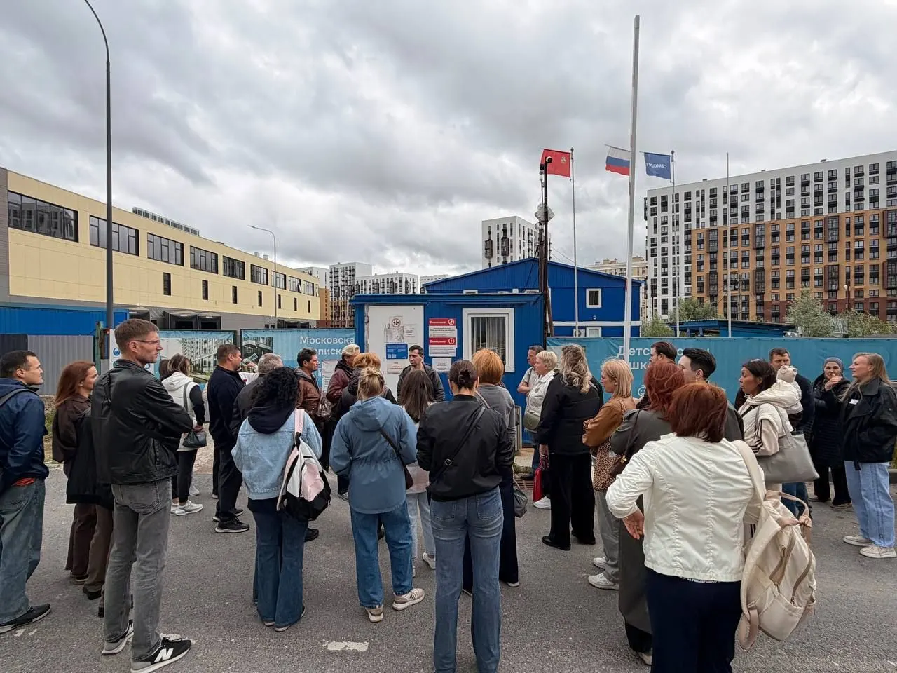 Жильцы корпуса 19 «Остафьево» в Щербинском районе пришли к штабу застройщика с требованием выдать квартиры: из 940 ключи получили только 52, компания переносит сроки и ссылается на финансовые трудности.