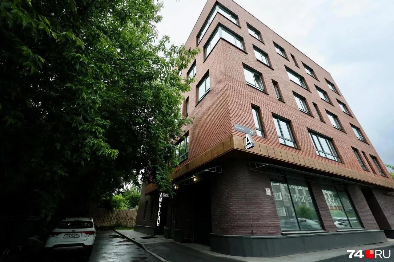 Новый апарт-отель рядом с Кировкой предлагает ночёвки от 3,3 тыс. руб., студии на продажу от ≈6,7 млн руб.; заселение полностью бесконтактное, владельцам обещают доход от аренды.