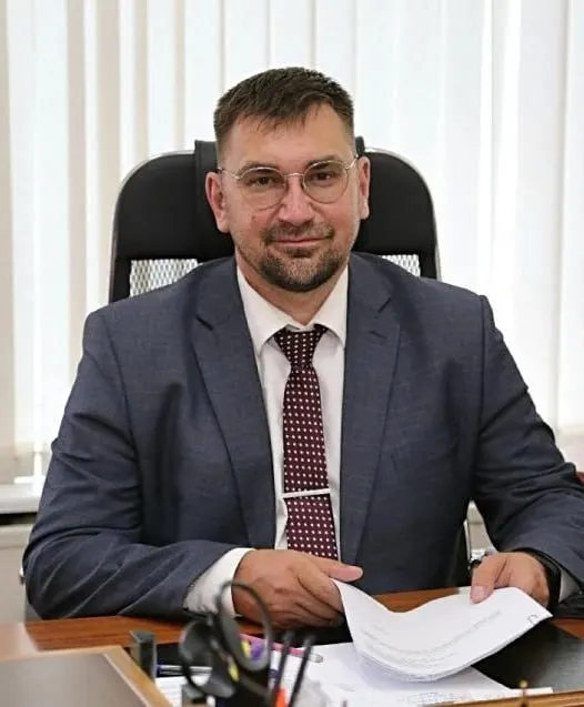 Сергей Быстров в начале марта 2026 года зарегистрировал компанию для строительства и продажи жилья по договору долевого участия; он отрицает конфликт интересов.