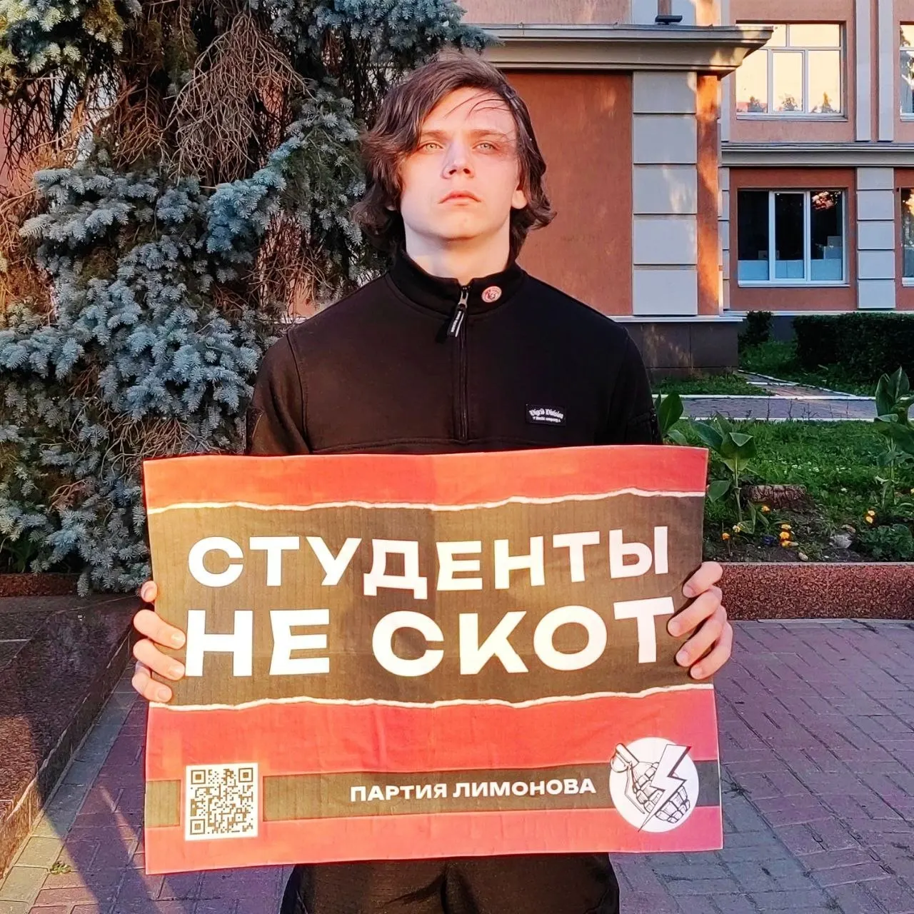 Активист у главного корпуса Мордовского университета вышел с плакатом против массовых выселений студентов: людям предложили освободить комнаты для размещения участников всероссийских мероприятий.