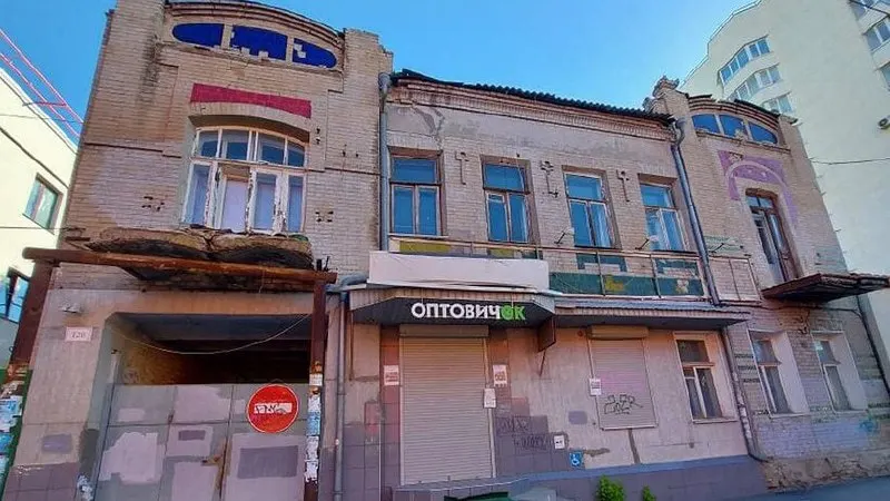 Дом №120 на улице Кутякова, построенный в начале XX века и признанный памятником в 2024 году, могут передать инвестору по льготной программе. Здание находится в неудовлетворительном состоянии.
