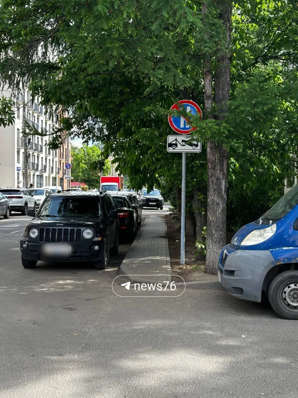 С 1 июня на участке от улицы Городской вал до Полиграфической ввели парковку по четным и нечетным дням — жильцы недовольны, в мэрии объясняют решение заботой о безопасности и дорожном обслуживании.