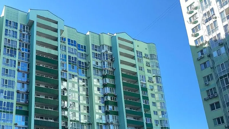В мае средняя цена квартиры в новостройках Саратова уменьшилась на 0,8% — до 6,4 млн рублей. По России снижение составило 0,1% — до 8,3 млн рублей; цена за кв. м в Саратове снизилась на 0,1%, до 115 950 руб.