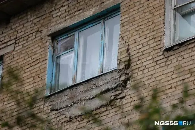 Двухэтажный дом в посёлке Волжский, 3 и трёхэтажка на улице Энергетиков, 31 признаны аварийными и подлежат сносу. Жителей обязуют расселить до 31 декабря 2033 года, контроль возложен на первого заместителя мэра Евгения Романина.