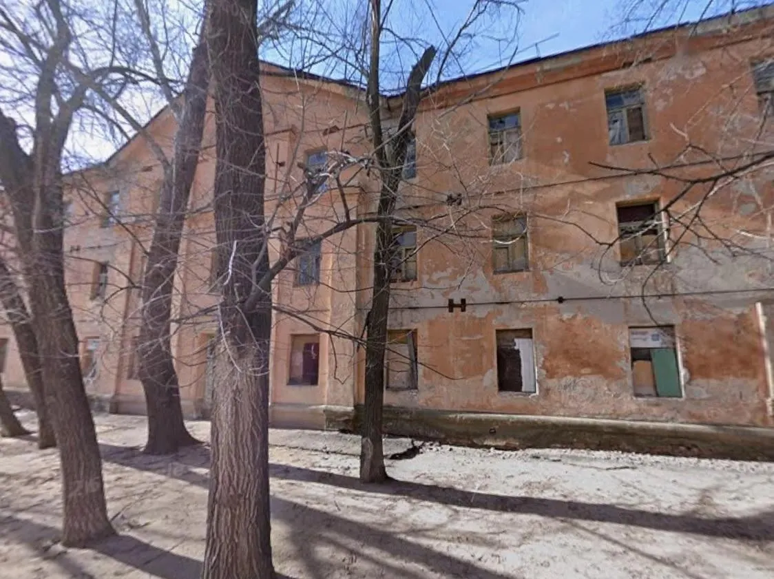 Трёхэтажное разваливающееся общежитие площадью 1662 м² предлагают за 7 миллионов рублей. Здание требует капитального ремонта или сноса — на месте можно возвести новый девятиэтажный дом.