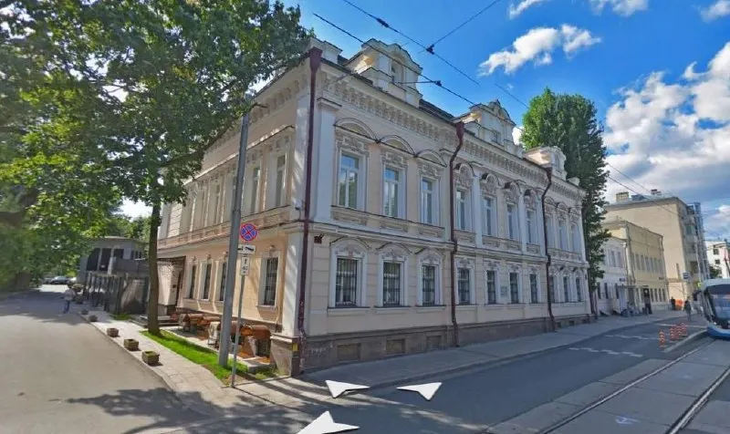 Главный дом усадьбы Толоконниковых на Новокузнецкой улице выставлен на продажу; трёхэтажное здание 1883 года имеет статус объекта культурного наследия и уже используется под коммерцию.