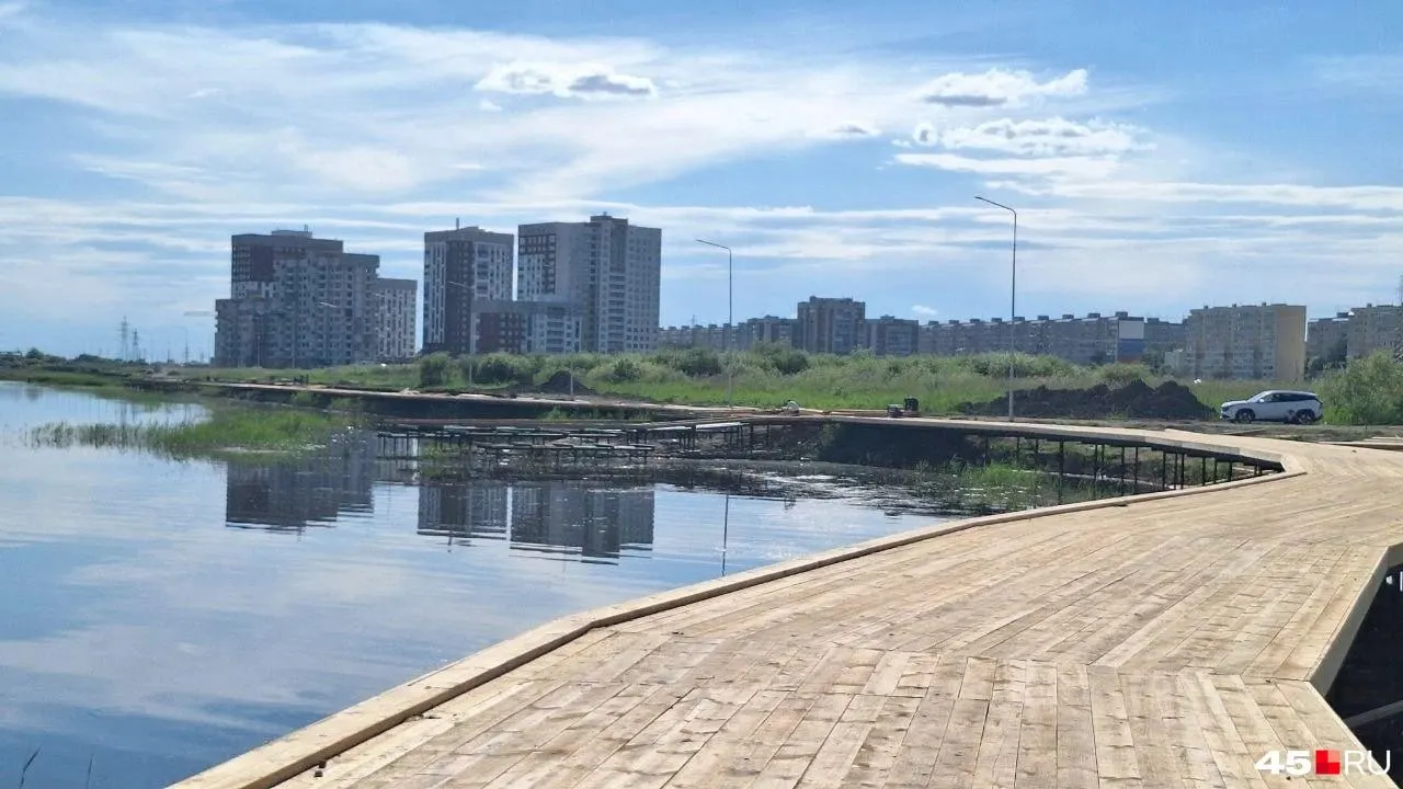 Покупатели квартир в жилом комплексе «Районы‑Кварталы» обеспокоены: офис продаж закрыт, по телефону застройщик не отвечает, а часть домов ещё не достроена. Один дом, по словам покупателей, готовность имеет 98%.